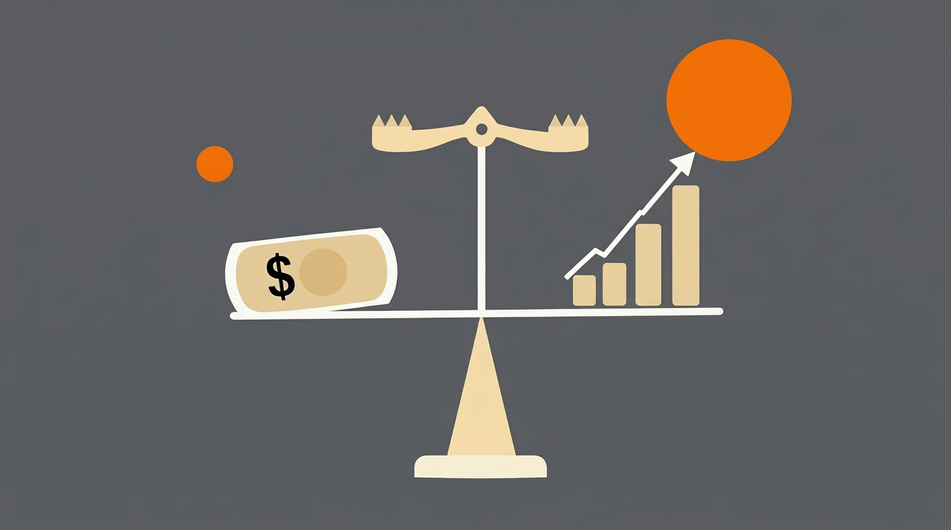 Vektskål som veier pengeseddel mot voksende søylediagram med pil oppover – kostnad vs. resultat i SEO